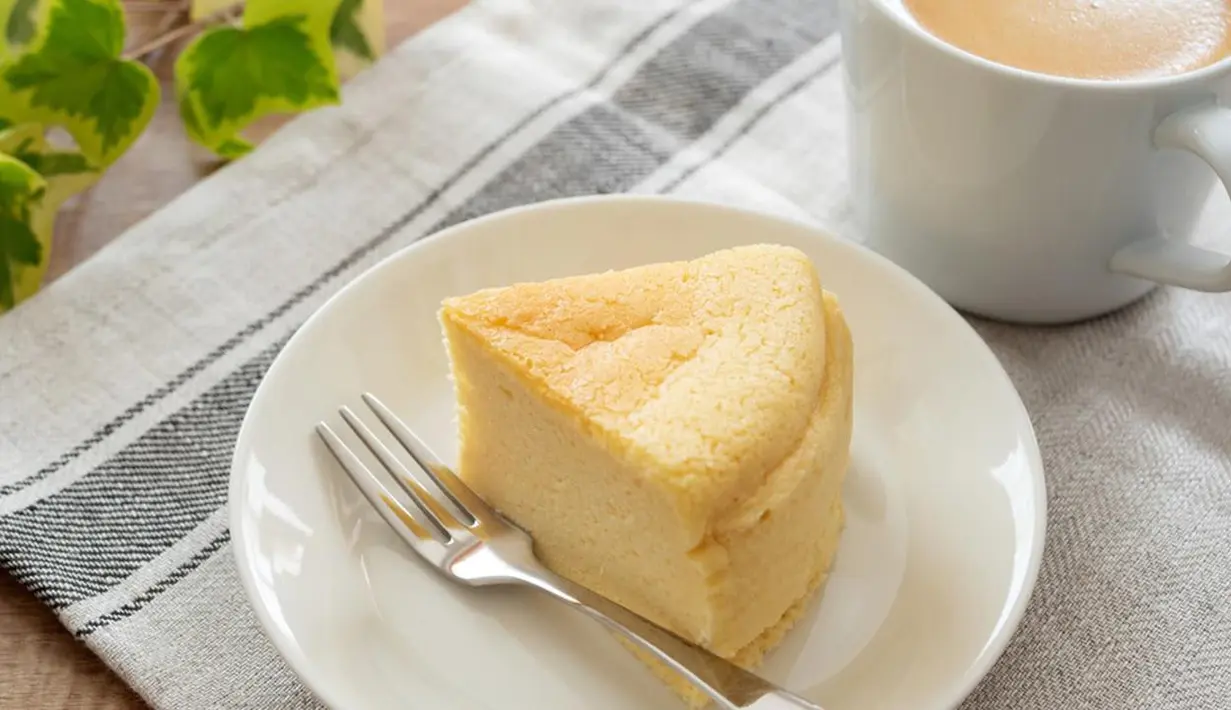 Bolu kukus keju yang masih hangat bisa dinikmati dengan segelas teh susu atau kopi hangat. Bolu kukus keju ini juga bisa disimpan di dalam kulkas untuk dinikmati dalam keadaan dingin./Copyright shutterstock.com/g/karinrin