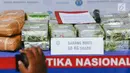 Barang bukti shabu diperlihatkan saat rilis di Gedung BNN, Cawang, Jakarta Timur, Rabu (14/11). Barang bukti berupa 38 kg shabu, 30.000 butir ekstasi, dan dua pucuk senjata laras panjang berhasil diamankan. (Liputan6.com/Immanuel Antonius)