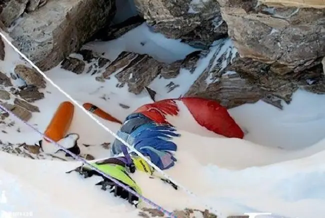 (Foto: интересное.ru) Green boots sebagai titik penanda di Gunung Everest.