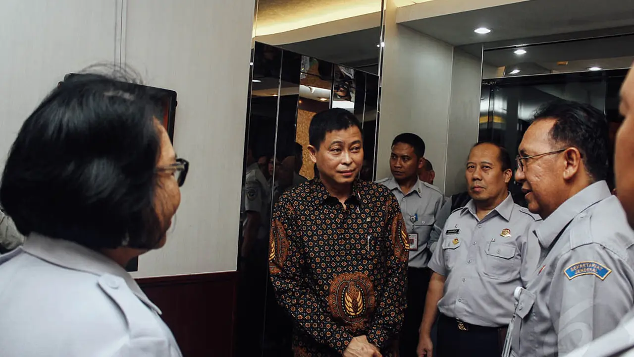 Gaya Menhub Ignasius Jonan Keliling Kantor Barunya