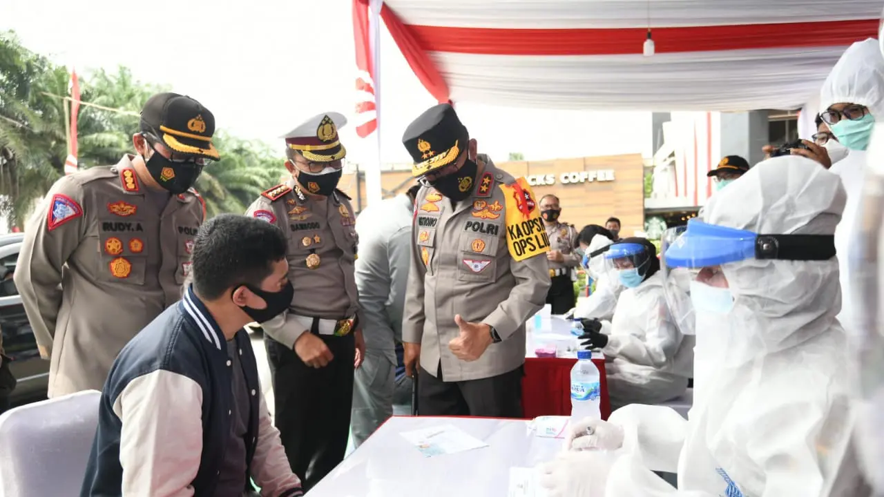 Kakorlantas Polri Irjen Pol Istiono melakukan pengecekan kesiapan pengamanan libur natal dan tahun baru 2021 di Rest Area KM 19 Tol Jakarta-Cikampek,
