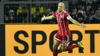 Arjen Robben merayakan golnya ke gawang Dortmund pada lanjutan Bundesliga di Signal Iduna Park, Dortmund, (4/11/2017). Bayern menang 3-1. (AP/Martin Meissner)