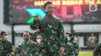 Kasad Jenderal TNI Andika Perkasa (tengah) memperkenalkan Serda Aprilia Manganang via videotron di Mabes AD, Jakarta, Selasa (9/3/2021). Aprilia Manganang diperkenalkan kembali dengan jenis kelamin laki-laki usai melakukan corrective surgery oleh tim dokter TNI AD. (Liputan6.com/Faizal Fanani)