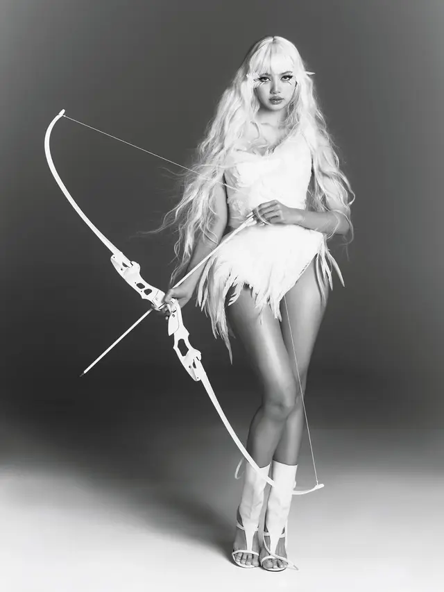 Pesona Lisa BLACKPINK Jadi Cupid di Hari Valentine, Tampil Totalitas dengan Rambut Platinum