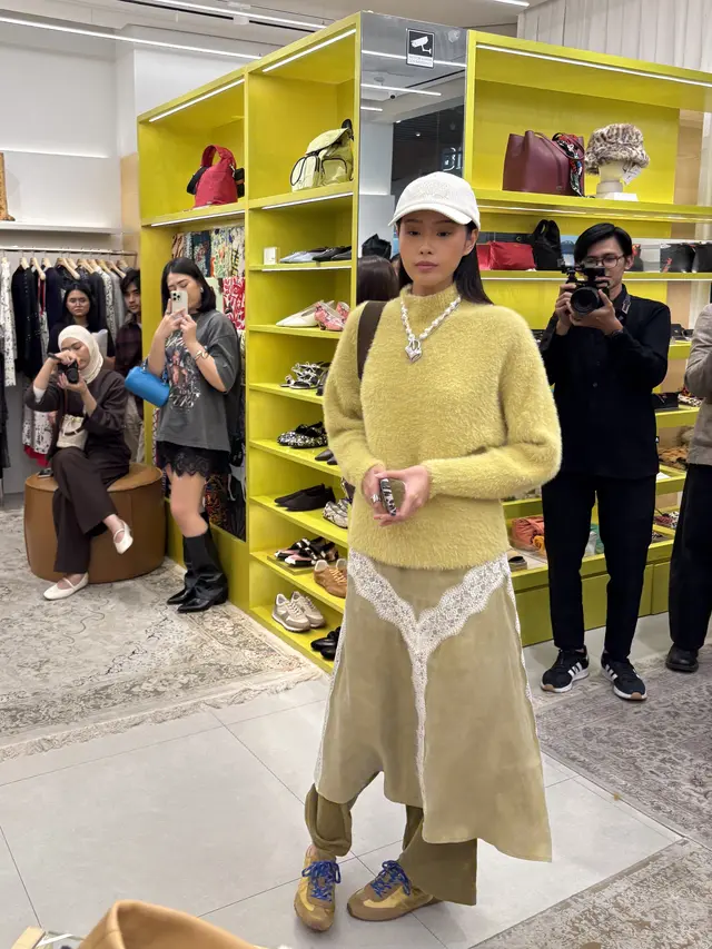 OOTD Fall/Winter dari BIMBA Y LOLA gaya edge. [Anisha/Fimela]