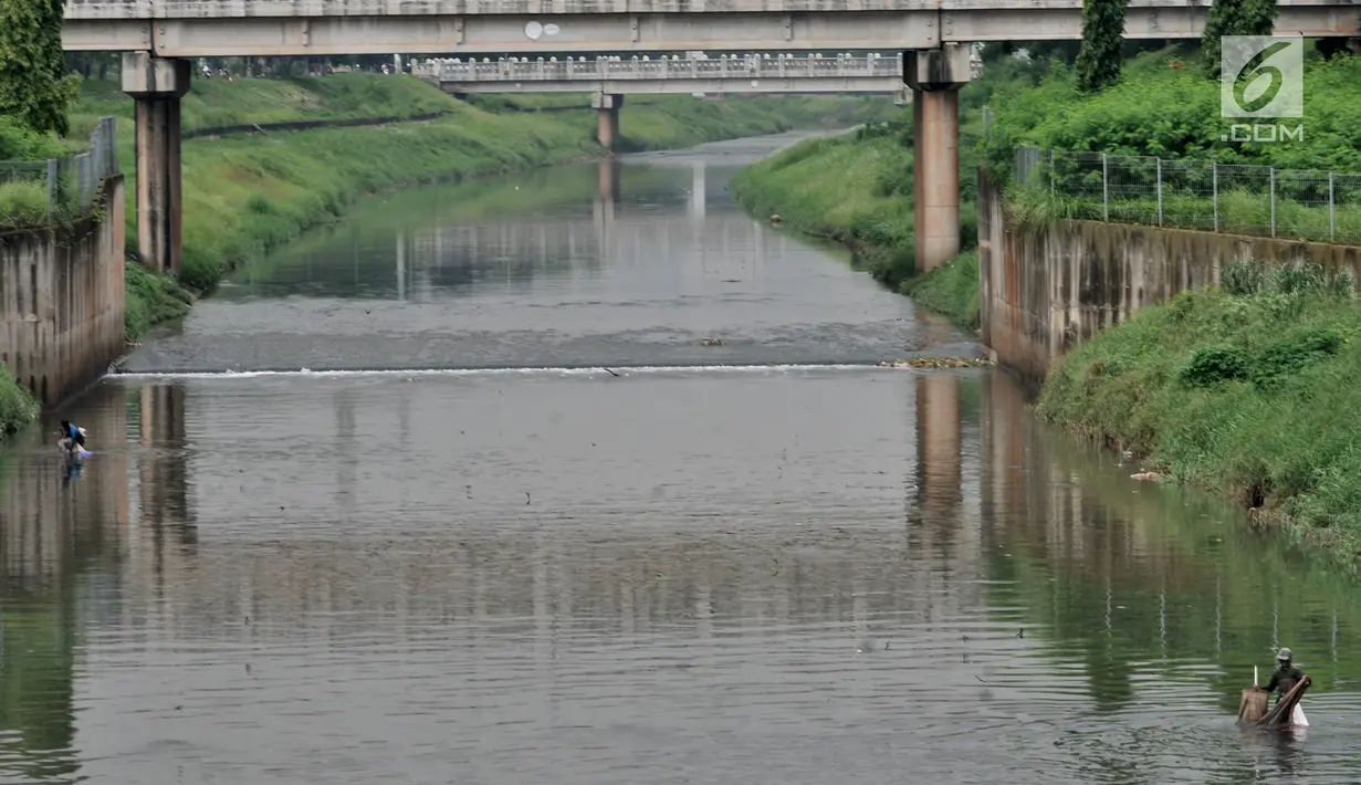 Aktivitas para pencari cacing super di Kanal Banjir Timur, Jakarta, Kamis (14/2). Cacing super hasil tangkapan Pak Sum dan rekannya juga diekspor ke Jerman. (Merdeka.com/Iqbal Nugroho)