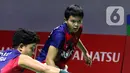 Pebulutangkis ganda putri Indonesia Apriyani Rahayu/Siti Fadia Silva Ramadhanti saat berlaga di babak Perempat Final Indonesia Masters 2023 melawan Jongkolphan Kititharakul/Rawinda Prajongjai (Thailand) di istora Senayan, Jakarta, Jumat (27/1/2023). Kekalahan dari Jongkolphan Kititharakul/Rawinda Prajongjai (Thailand) memupus asa Apriyani/Fadia untuk melaju ke babak semifinal Indonesia Masters 2023. (Liputan6.com/Helmi Fithriansyah)