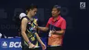 Ganda Putra Indonesia, M Rian Ardianto menyimak arahan pelatih saat melawan Mathias Boe/C Mogensen (Denmark) di Semifinal Indonesia Open 2017, Jakarta, Sabtu (17/6). M Rian Ardianto/Fajar Alfian kalah 17-21, 21-18, 12-21. (Liputan6.com/Helmi Fithriansyah)