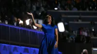 Indahnya gaun biru Michelle Obama rancangan desainer Christian Siriano (Foto: nbcbayarena.com)