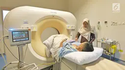 Pasien melakukan CT Scan di RS EMC Sentul, Jawa Barat, Sabtu (21/4). RS EMC memiliki alat pemeriksaan diagnaostic yang canggih dan kamar kualitas yang terbaik. (Liputan6.com/Herman Zakharia)