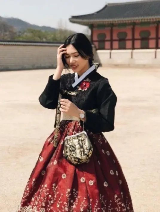 Baru-baru ini Isyana Sarasvati tengah menyukai grup idol, BTS. Saat mengenakan hanbok dengan warna yang lebih bold, atas hitam dengan detail bunga dan rok merah membuatnya seperti perempuan Korea. @isyanasarasvati
