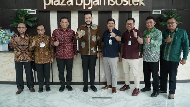 Tingkatkan Coverage Share, Wali Kota Fadly Amran Terima Penghargaan dari BPJS Ketenagakerjaan