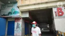 Seorang pria berjalan di kawasan Pasar Tanah Abang, Jakarta, Senin (11/5/2020). Pemerintah Provinsi DKI Jakarta kembali memperpanjang penutupan sementara Pasar Tanah Abang hingga 22 Mei 2020 untuk mencegah penyebaran virus corona COVID-19. (Liputan6.com/Immanuel Antonius)