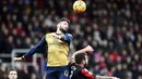  Pemain Arsenal, Olivier Giroud (kiri) berduel menyundul bola dengan pemain Bournemouth, Steve Cook pada lanjutan liga Premier Inggris di Stadion Vitality, Minggu (7/2/2016). (Reuters/Dylan Martinez)