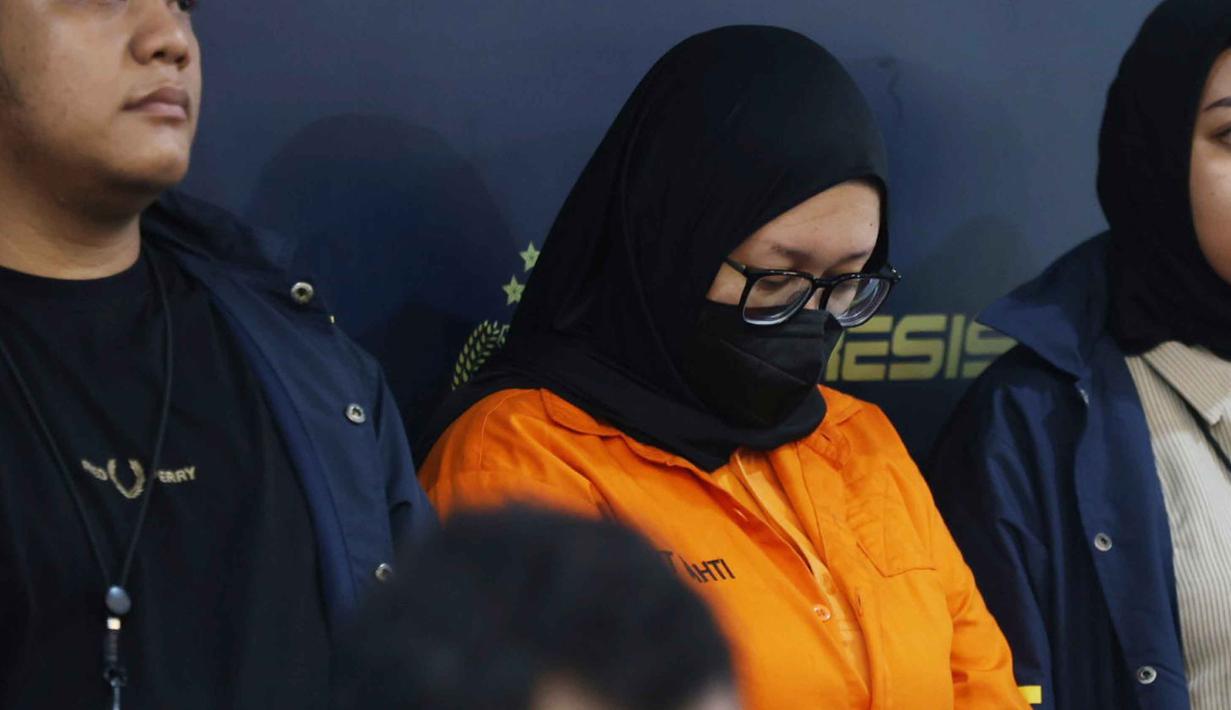 Keduanya diduga menipu puluhan calon pengantin dengan menawarkan paket promo murah, tetapi gagal menyediakan layanan meskipun pembayaran telah diterima penuh. Tampak dalam foto, Ayu Puspita, pemilik Wedding Organizer by Ayu Puspita, dhadirkan pada rilis kasusnya di Gedung Ditreskrimum Polda Metro Jaya, Sabtu (13/12/2025). (Kapanlagi.com/Budy Santoso)