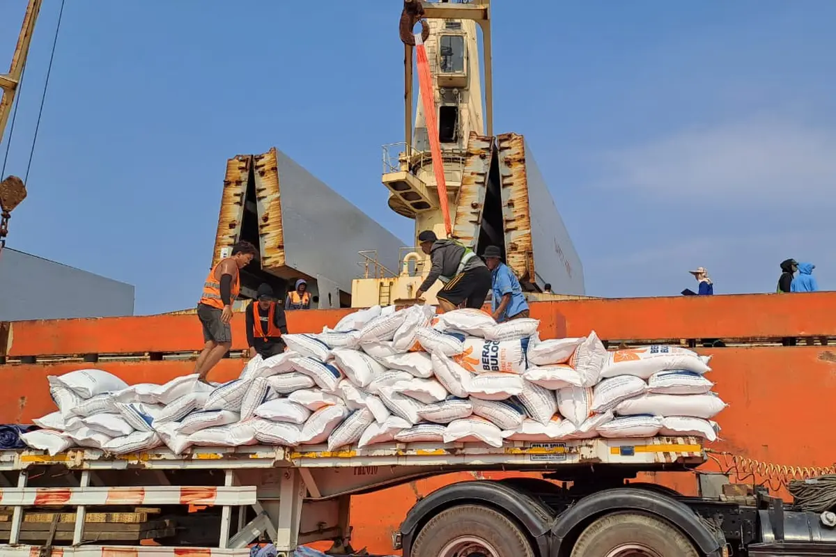 Direktur Utama Perum BULOG Budi Waseso dalam proses pembongkaran kapal beras impor yang baru sandar di Pelabuhan Tanjung Priok, Jakarta Utara pada kamis (12/10/2023). (Ayu/Merdeka.com)