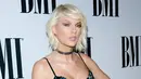 “Taylor Swift telah menggunakan waktunya di antara NYC, Nashville, dan Los Angeles belum lama ini. Hampir semua waktunya dihabiskan dalam studionya di tiga kota,” ucap sumber pada Ace Showbiz pada Rabu (29/3). (AFP/Bintang.com)