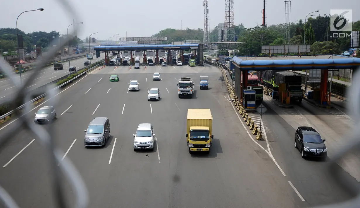 Arus kendaraan keluar pintu tol Cibubur Utama, Jakarta, Rabu (6/9). PT Jasa Marga akan melakukan perubahan sistem transaksi jalan tol Jagorawi dari sistem terbuka dan tertutup menjadi sistem terbuka. (Liputan6.com/Helmi Fithriansyah)