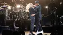 Penyanyi Beyonce dan suaminya, Jay Z menghibur penonton dalam konser kampanye di Cleveland, Ohio, Jumat (4/11). Beyonce dan Jay Z menggelar konser bagi Capres AS Hillary Clinton untuk meraih suara pemilih muda berkulit hitam di Ohio (AP Photo/Matt Rourke)