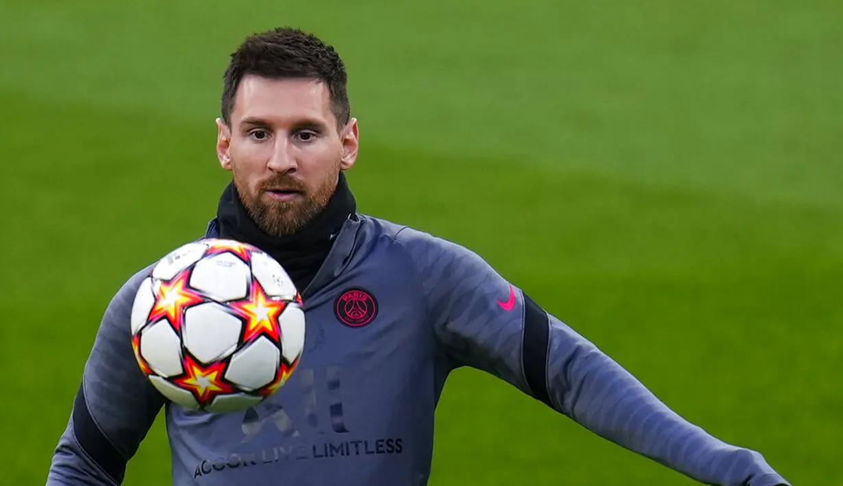 Pemain Paris Saint-Germain Lionel Messi mengontrol bola saat sesi latihan di Stadion Bernabeu, Madrid, Spanyol, 8 Maret 2022. Paris Saint-Germain akan menghadapi Real Madrid pada pertandingan sepak bola Liga Champions. (AP Photo/Manu Fernandez)