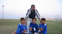 Coach Yunus bersama tiga pemain berdarah Indonesia yang kini sudah main di Liga Qatar. (Kiri ke kanan) Khuwailid, Andri dan Ali Tampo. (Dokumentasi Pribadi)