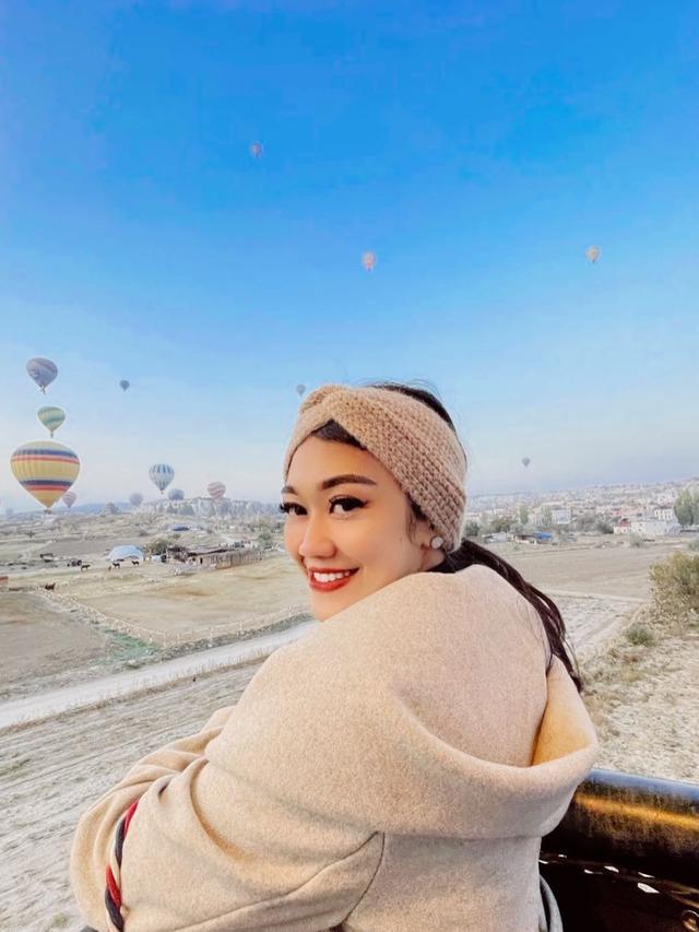 7 Potret Oline Mendeng Saat Liburan Ke Luar Negeri Ini Tampil Menawan