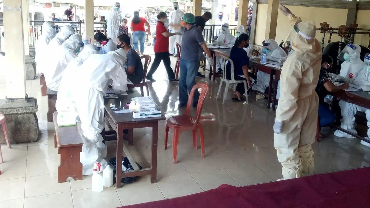 Suasana saat petugas melakukan rapid test pada warga di Banjar Serokadan, Desa Abuan, Kecamatan Susut, kabupaten Bangli, Bali