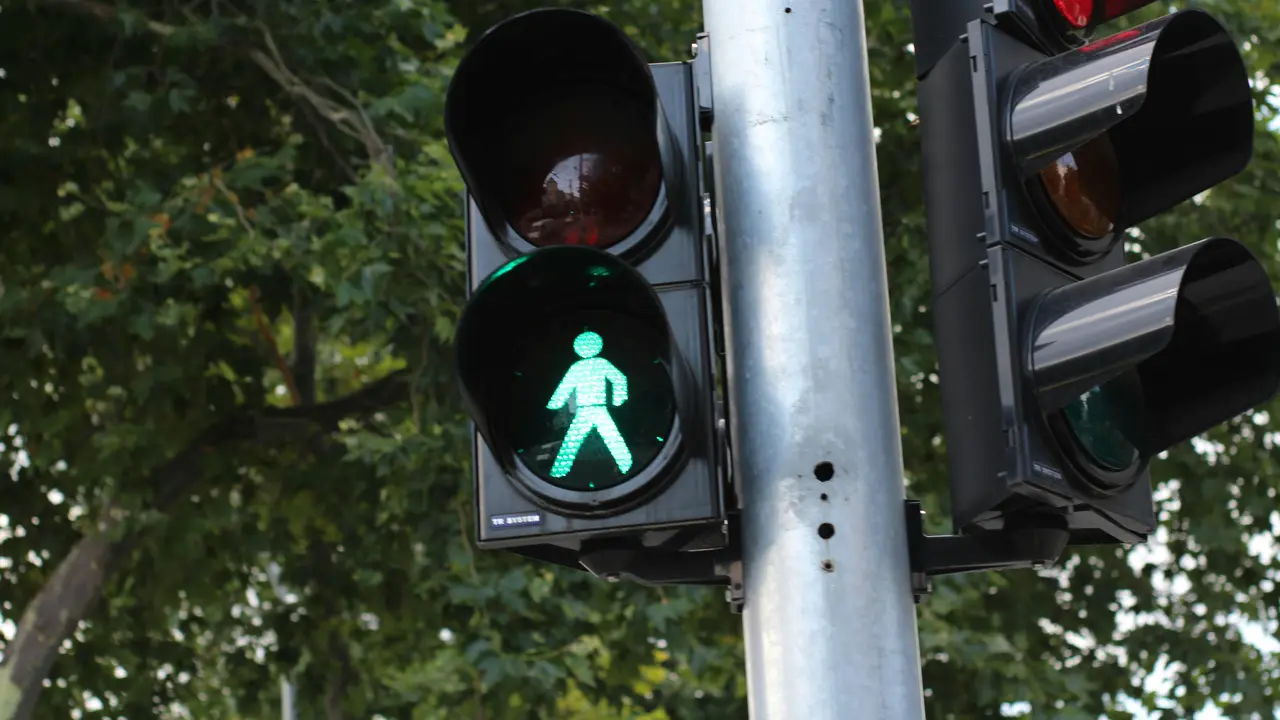 Ilustrasi Lampu Lalu Lintas (Unsplash)