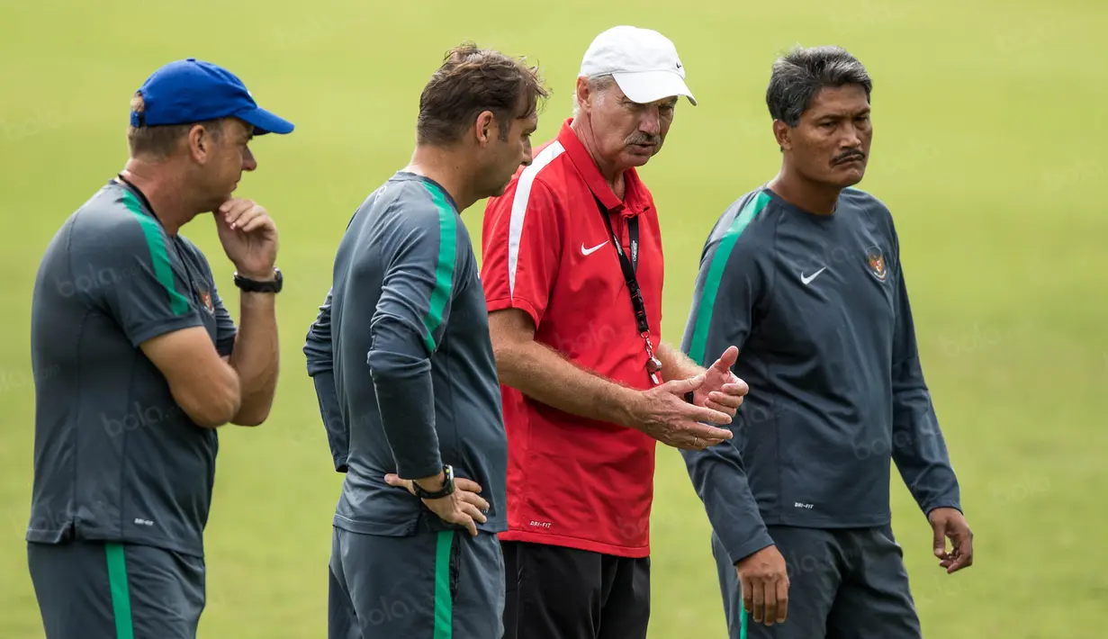 Pelatih Timnas Indonesia, Alfred Riedl, berdiskusi dengan tim pelatih saat memimpin latihan di Lapangan SPH Karawaci, Banten, Senin (12/12/2016). (Bola.com/Vitalis Yogi Trisna)