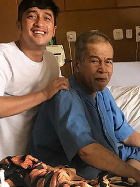 "Pas sampai, Appa nggak sadar diri, mesti transfusi darah. Pas transfusi darahnya itu nggak bisa masuk darahnya, saya panggil-panggil, 'Appa, Appa'. Akhirnya tiba-tiba transfusi darahnya bisa masuk," terangnya menambahkan. (Instagram/irfanhakim75)