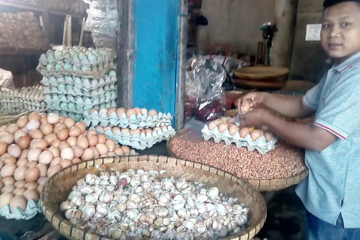 Harga bawang putih naik (Foto: Jayadi Supriadin)