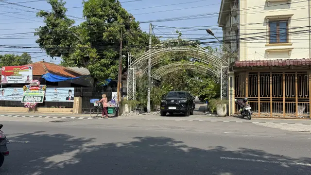 Jokowi Keluar Rumah Pribadi