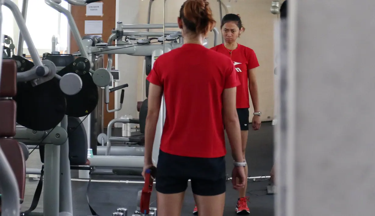 Pebulu Tangkis Indonesia, Maria Febe Kusumastuti melakukan test kekuatan cengkraman pada saat Sport Science sebagai persiapan menuju Olympiade Rio De Jeneiro 2016 di Gedung PP ITKON, Jakarta, Kamis (07/01/2016). (Bola.com/Nicklas Hanoatubun)