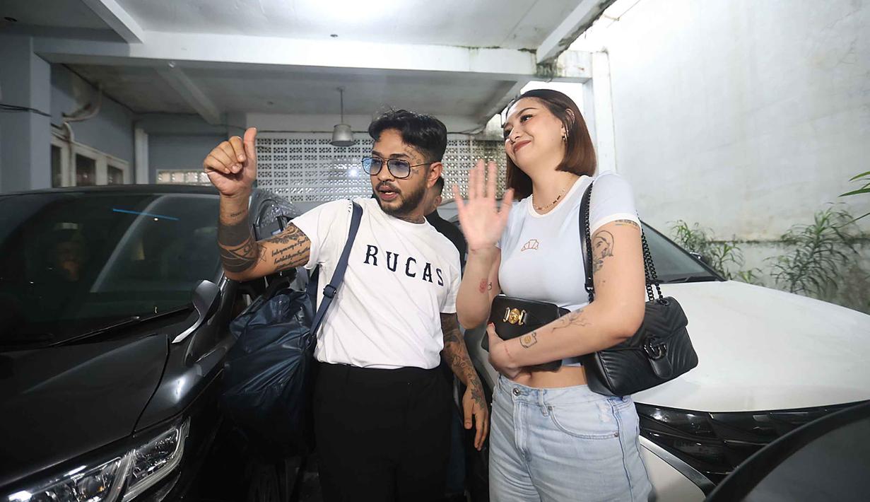 Onadio Leonardo alias Onad menjalani rehabilitasi sejak November 2025. Tampak dalam foto, aktor sekaligus musisi, Onadio Leonardo atau akrab disapa Onad (kanan) bersama istrinya, Beby Prisillia sesaat sebelum meninggalkan panti rehabilitasi Yayasan Pemulihan Natura Indonesia di kawasan Lebak Bulus, Jakarta Selatan, Rabu (28/1/2026). (Kapanlagi.com/Budy Santoso)