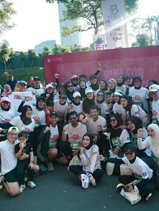Ditengah kisruh rumah tangga dan suami tertangkap narkoba lagi, Irish Bella pilih melakukan kegiatan positif. Ia bersama teman-teman selebriti ikut dalam lari maraton. [Instagram/_irishbella_]