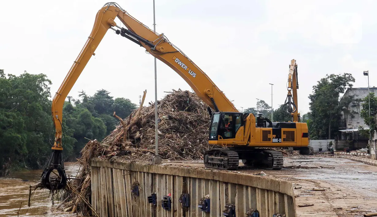 Petugas menggunakan alat berat mengangkut sampah di Saringan Sampah TB Simatupang (SSTBS), Jakarta, Rabu (5/3/2025). (Liputan6.com/Herman Zakharia)