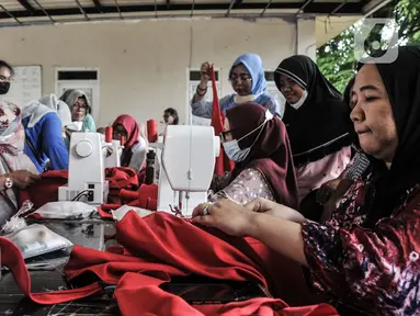 Warga mengikuti pelatihan tata busana di Ruang Publik Terpadu Ramah Anak (RPTRA) Borobudur, Menteng, Jakarta Pusat, Rabu (9/11/2022). Sudin Perindustrian, Perdagangan, Koperasi Usaha Kecil dan Menengah (PPKUM) Jakarta Pusat bekerja sama dengan sekolah tata busana menggelar pelatihan kriya yang dikhusukan untuk kaum perempuan. (merdeka.com/Iqbal S Nugroho)