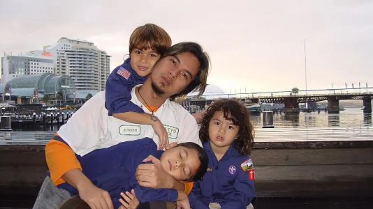 Ahmad Dhani bersma Al, El, dan Dul
