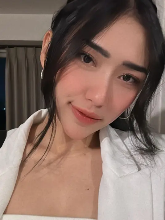 Apalagi saat mengenakan makeup, banyak yang pangling saat melihat wajahnya. [Instagram @yollayuliana1515]