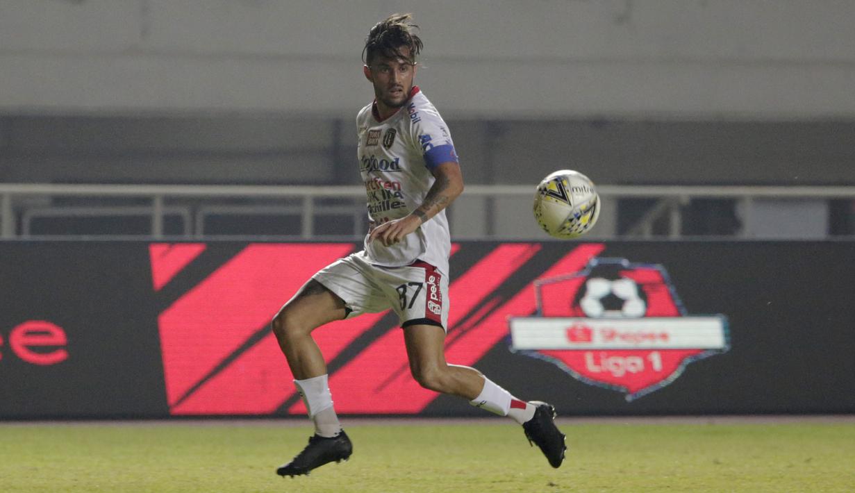 Striker Bali United, Stefano Lilipaly, mengontrol bola saat melawan Tira Persikabo pada laga Shopee Liga 1 di Stadion Patriot Pakansari, Bogor, Kamis (15/8). Bali menang 2-1 atas Tira Persikabo. (Bola.com/Yoppy Renato)