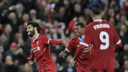 Striker Liverpool, Mohamed Salah, melakukan selebrasi usai mencetak gol ke gawang Sevilla pada laga Liga Champions di Stadion Anfield, Kamis (14/9/2017). Liverpool ditahan imbang 2-2 oleh Sevilla. (AP/Peter Byrne)
