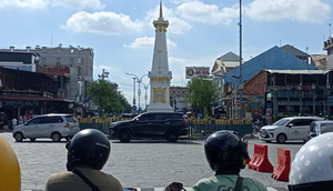 Sejumlah kendaraan melintas di Kawasan Tugu Yogyakarta saat libur Nataru. (Liputan6.com/Kukuh Setyono)