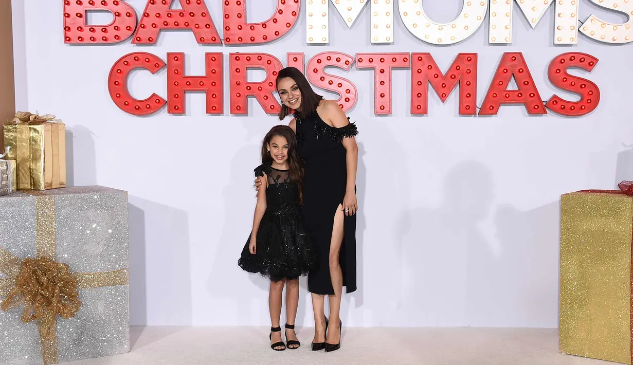 Mila Kunis dan Ariana Greenblatt tiba menghadiri premiere film "A Bad Moms Christmas"di Regency Village, Westwood, Los Angeles, AS (30/10). Ibu dua anak ini tebar senyum saat menghadiri pemutaran film tersebut. (Photo by Jordan Strauss/Invision/AP)