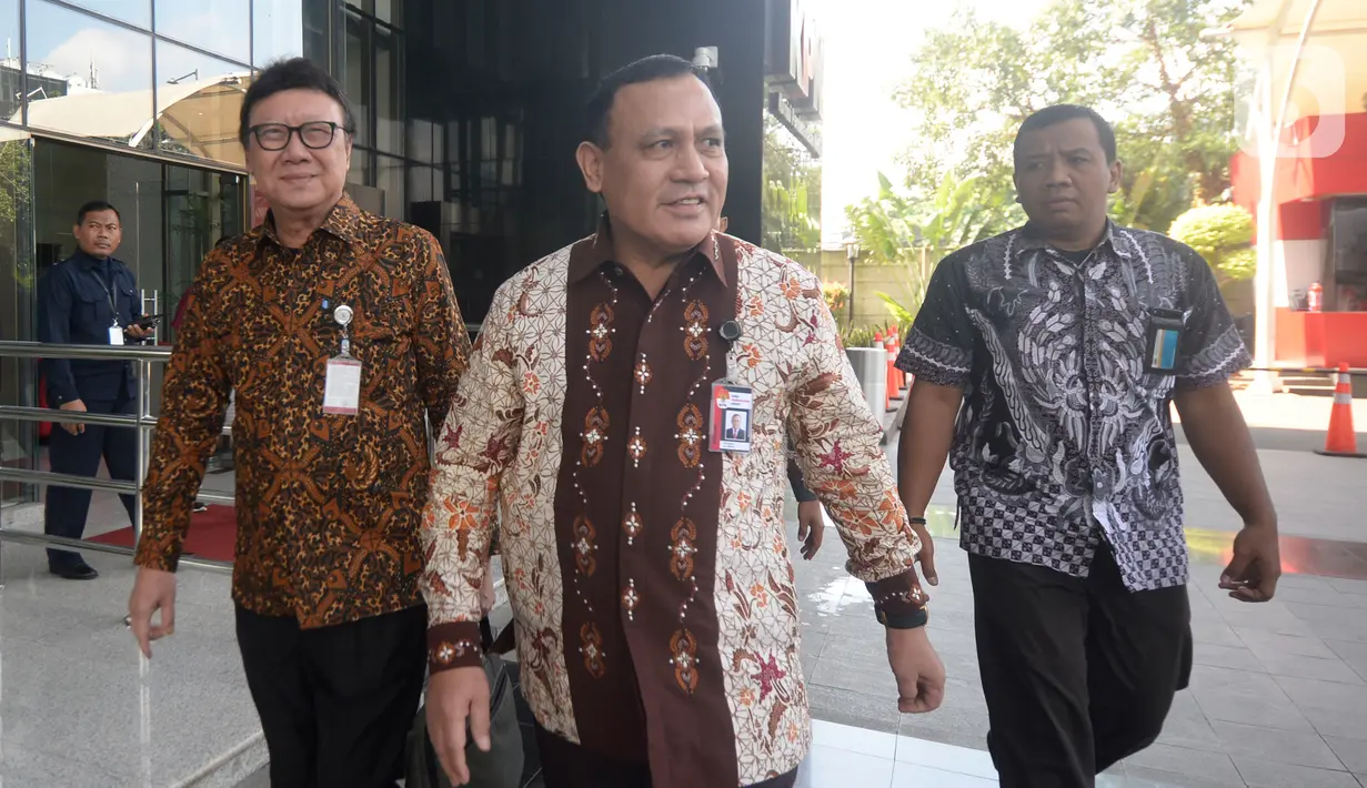 Menpan-RB Tjahjo Kumolo (kiri) dan Ketua KPK Firli Bahuri (tengah) usai melakukan pertemuan di Gedung KPK, Jakarta, Jumat (6/3/2020). Pertemuan membahas program Strategi Nasional Pencegahan Korupsi (Stranas PK) khususnya di Kemenpan-RB dan keseluruhan. (merdeka.com/Dwi Narwoko)