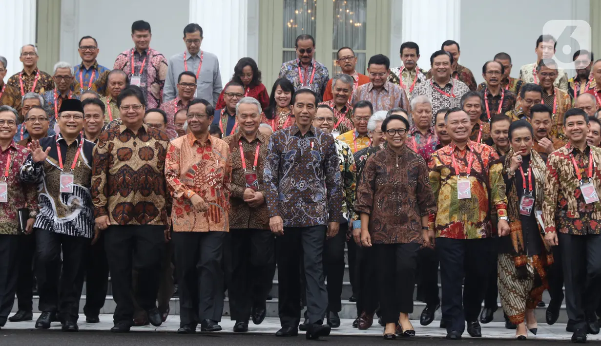 Presiden Joko Widodo (tengah) berjalan setelah foto bersama usai membuka Rapat Kerja (Raker) Kepala Perwakilan RI dengan Kementerian Luar Negeri di Istana Negara‎, Kamis (9/1/2020). Pembukaan Raker ditandai dengan pemukulan gong oleh Jokowi didampingi Menlu Retno Marsudi. (Liputan6.com/Angga Yuniar)
