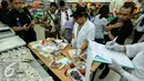 Petugas mendata dan menguji beberapa sampel makanan saat sidak di salah satu pusat perbelanjaan di Jakarta, Selasa (16/6/2015). Sidak memastikan bahan pangan yang dijual aman dan layak dikonsumsi jelang ramadan. (Liputan6.com/Faizal Fanani)
