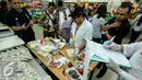 Petugas mendata dan menguji beberapa sampel makanan saat sidak di salah satu pusat perbelanjaan di Jakarta, Selasa (16/6/2015). Sidak memastikan bahan pangan yang dijual aman dan layak dikonsumsi jelang ramadan. (Liputan6.com/Faizal Fanani)