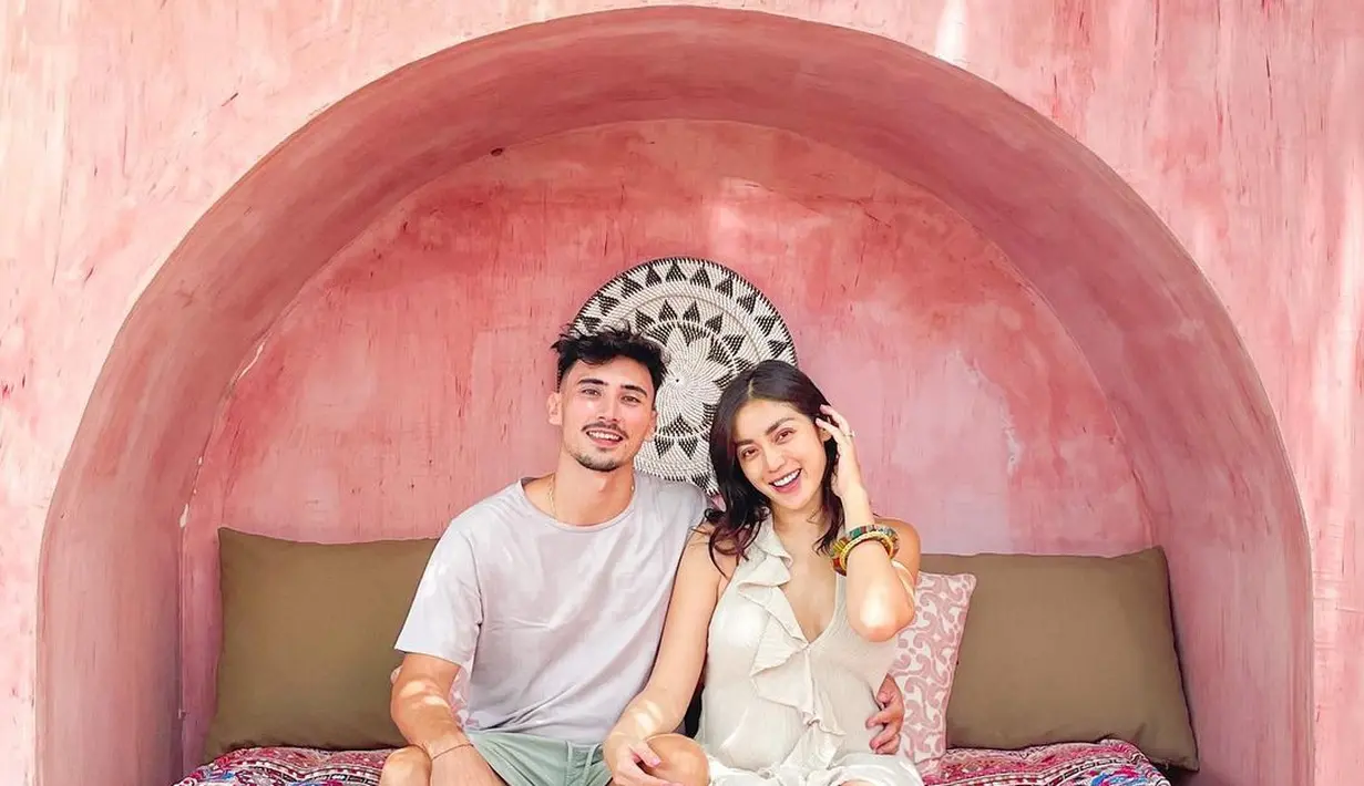 Seperti foto sebelumnya, Jedar memakai dress nude berpotongan halterneck, di foto ini, ia mengenakan versi tiered dress atau gaun bertumpuk (Foto: Instagram @inijedar)