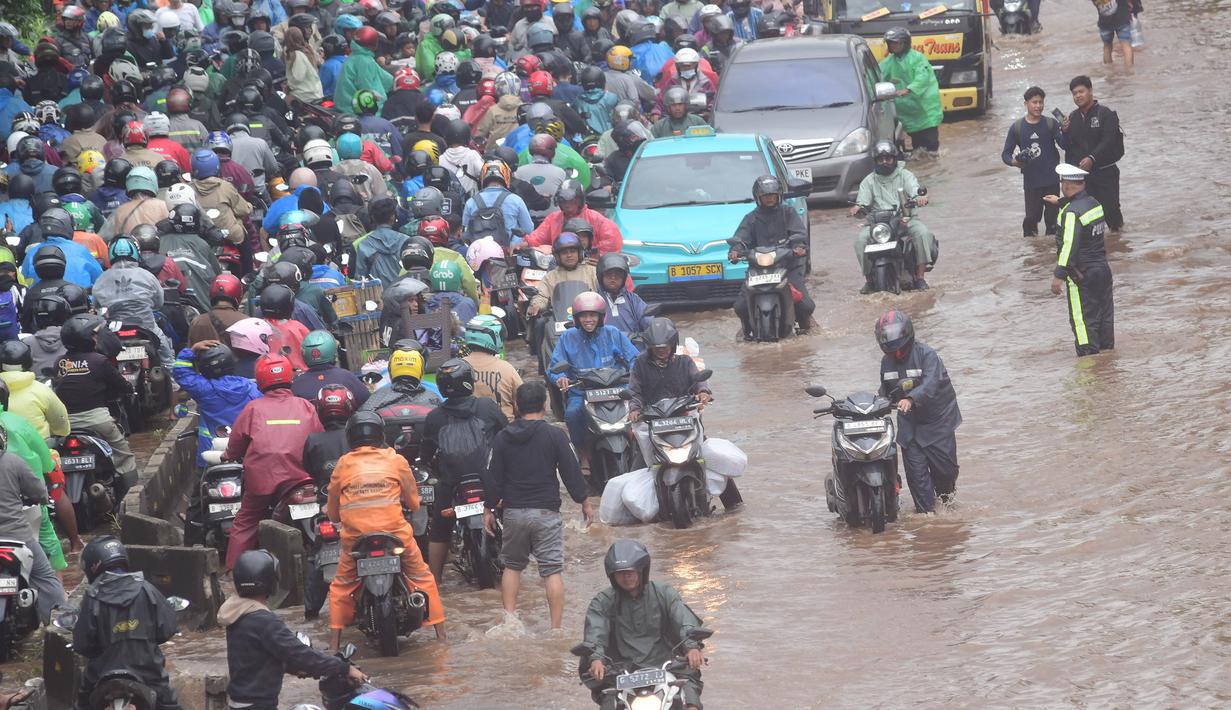 Antrean pengendara motor yang mencoba menerobos banjir di Jalan Daan Mogot, Jakarta, Jumat (23/1/02026). Hingga Jumat 23 Januari 2026 pagi, ruas Jalan Daan Mogot, Jakarta Barat, terendam banjir dengan ketinggian 30 hingga 50 cm. (merdeka.com/ Arie Basuki)