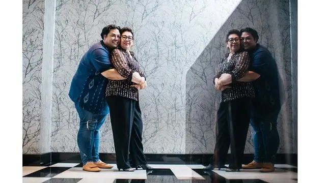 Jarang Tersorot, Ini 7 Potret Keakraban Ivan Gunawan dan Ibunda
